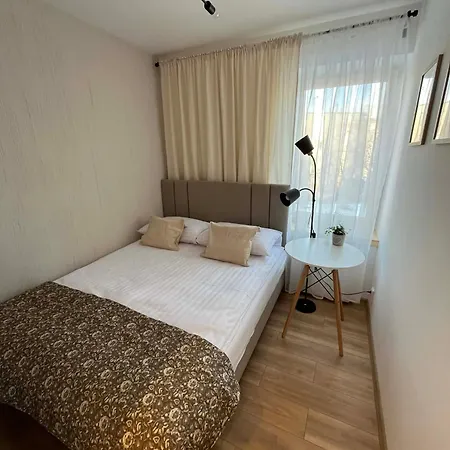 아파트 White Stone Premium-walbrzych Ksiaz Parter,6 Osob,parking 바우브자이치